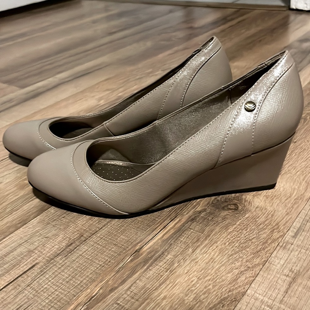 ✨🤍🤍NEW BEIGE/GRAY HEELS 🤍🤍✨